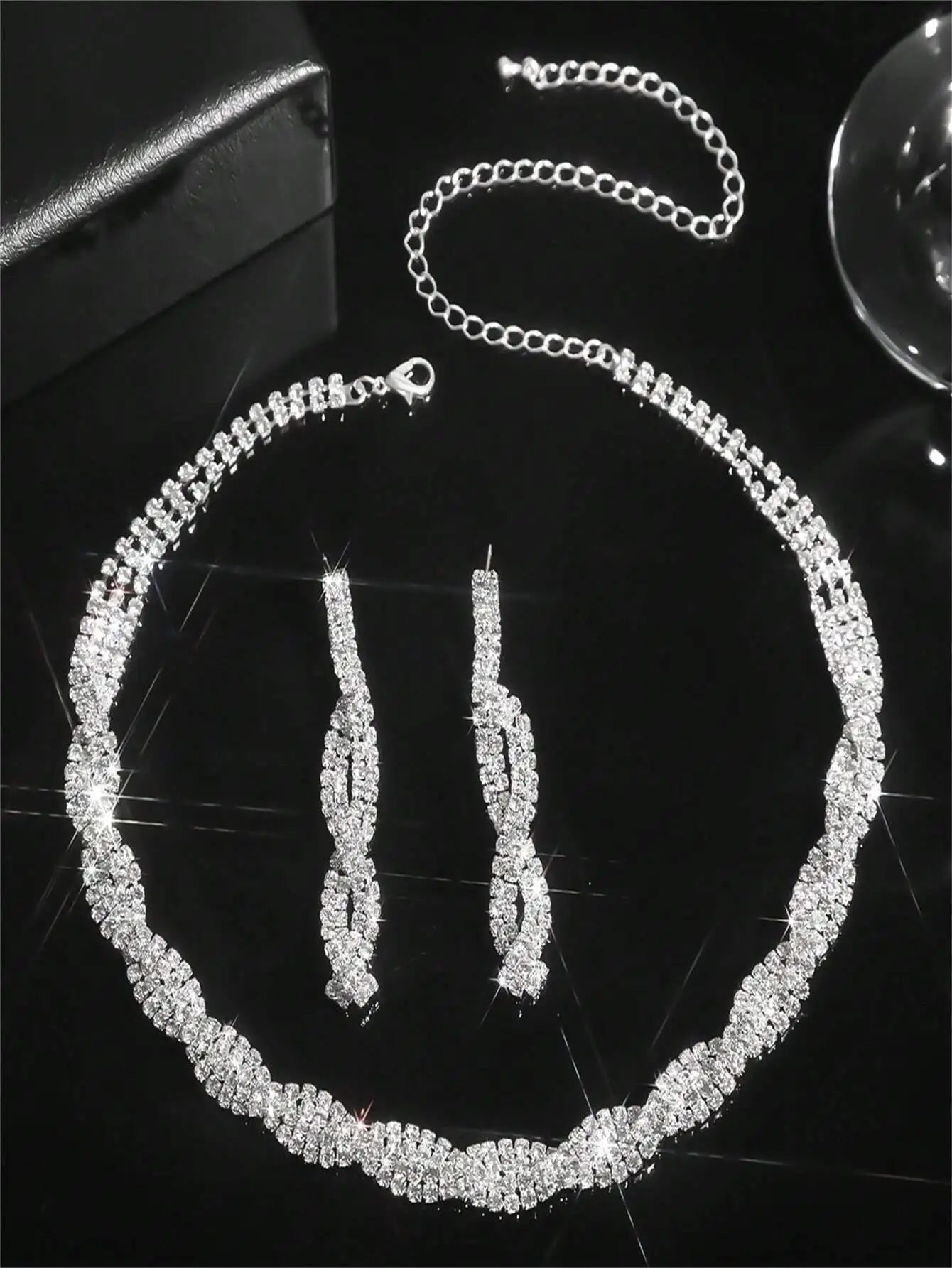 Twisted Design Crystal Rhinest - Drop Earrings บทวิจารณ์และราคา